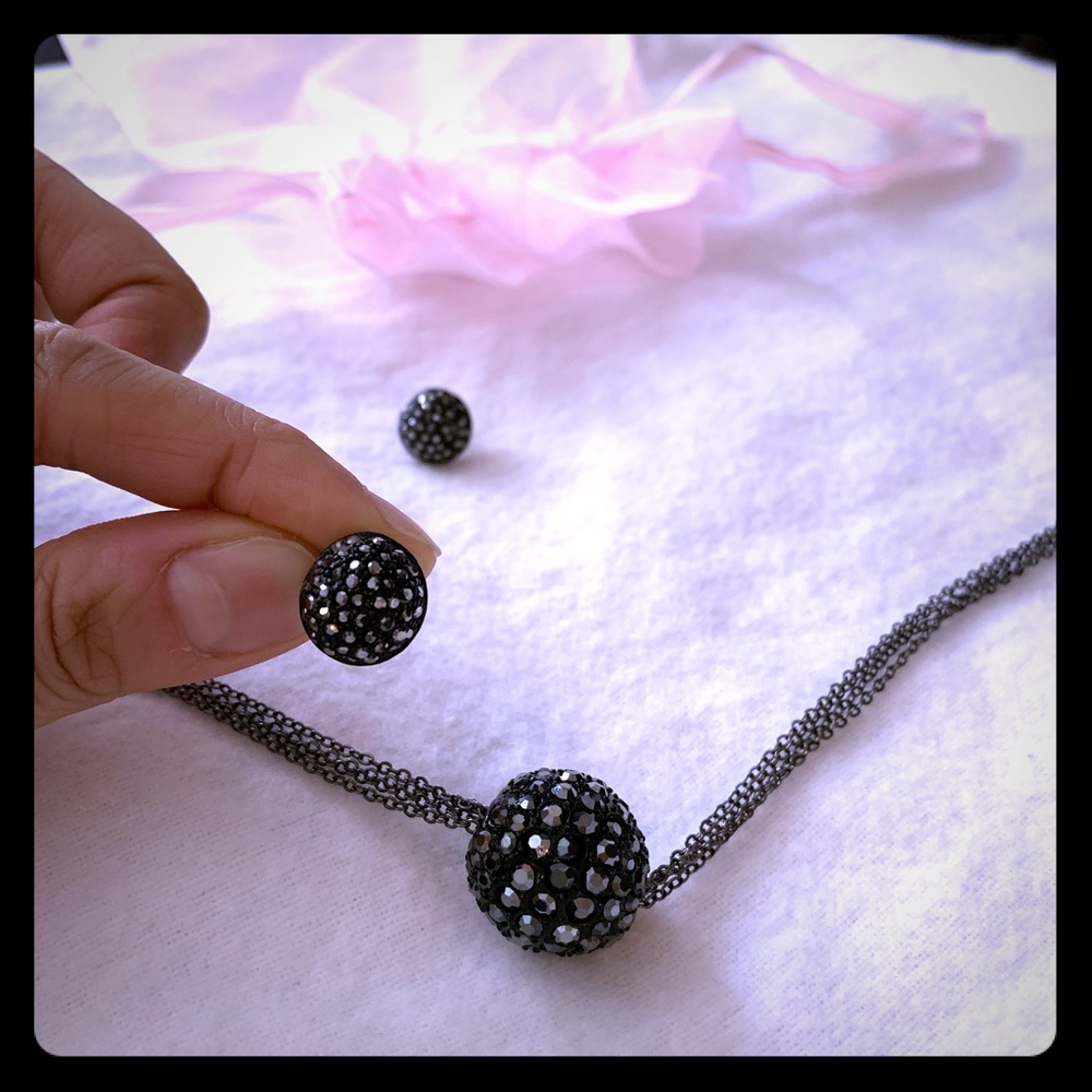 Stylish modern necklace and earrings set